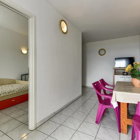 Apartman Fuer 4 Personen Mit Privatsphaere Razanac