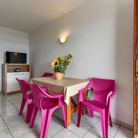 Fuer 4 Personen Mit Privatsphaere Ražanac