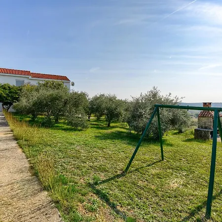 Fuer 4 Personen Mit Privatsphaere * Razanac