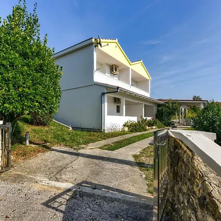 Daire Fuer 4 Personen Mit Privatsphaere Ražanac