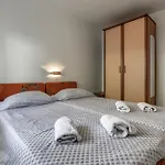 Fuer 4 Personen Mit Privatsphaere Ražanac