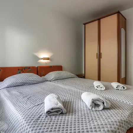 Fuer 4 Personen Mit Privatsphaere Ražanac