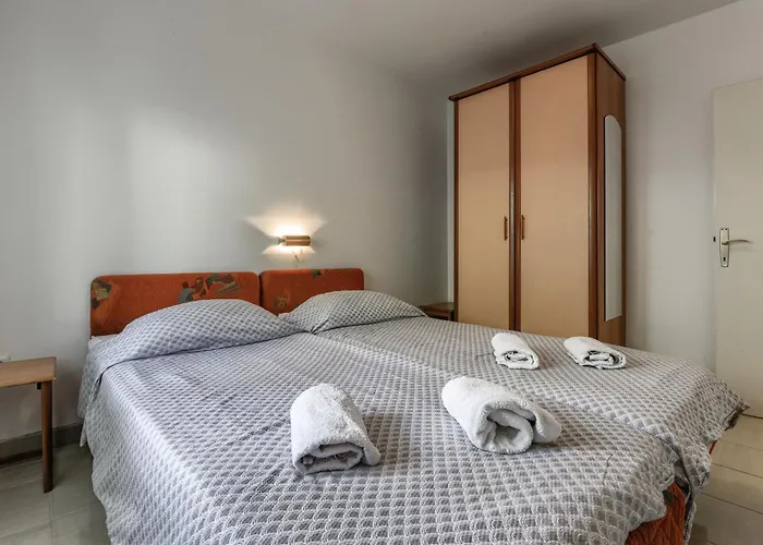 Für 4 Personen Mit Privatsphäre Ražanac